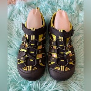 KEEN SIZE 5 YOUTH WATERPROOF SANDALS EUC